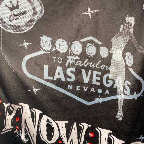 Vegas Dracula Halloween Cape - Picture 3 of 7